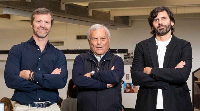 (De izq. a der.) Rafael Calleja, director general de Monks España; Martin Sorrell, fundador y presidente ejecutivo de S4 Capital; y Bruno Lambertini, co-CEO de servicios de marketing de Monks España.