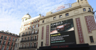 La nueva campaña de Lynk & Co combina formatos digitales y tradicionales de gran formato, garantizando una presencia constante