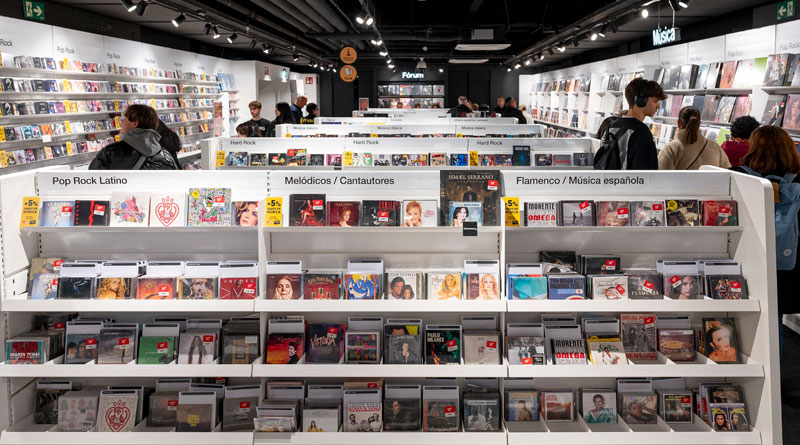 Al fondo, el Fórum, situado anteriormente en la planta de abajo, que aprovecha Fnac para celebrar actividades culturales.