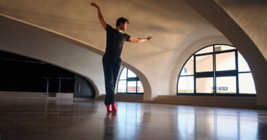La campaña se construye a partir de escenas reconocibles y cercanas que retratan distintas etapas vitales como un niño que sueña con ser bailarín