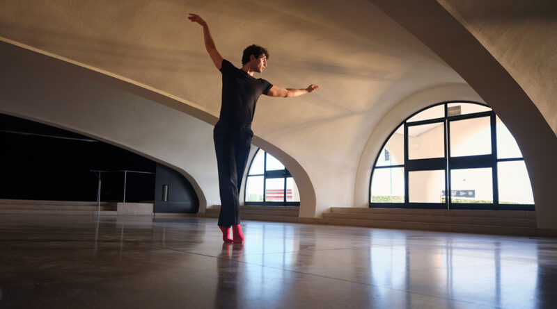 La campaña se construye a partir de escenas reconocibles y cercanas que retratan distintas etapas vitales como un niño que sueña con ser bailarín