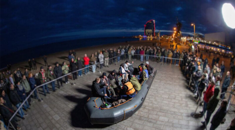 Open Arms recrea durante 3 días una travesía en patera en Barcelona Open Arms recrea durante 3 días una travesía en patera en Barcelona