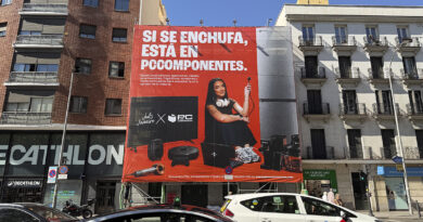La acción gira entorno al debate sobre el “enchufe” que ha acompañado a la creadora durante los últimos meses