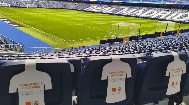 Orange, patrocinador del Real Madrid, rinde homenaje a los abuelos en el Bernabéu Orange, patrocinador del Real Madrid, rinde homenaje a los abuelos en el Bernabéu
