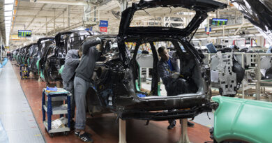 En el caso del recambio libre, los talleres no oficiales canalizan el 69,5% de las ventas, frente al 9,4% de los servicios oficiales