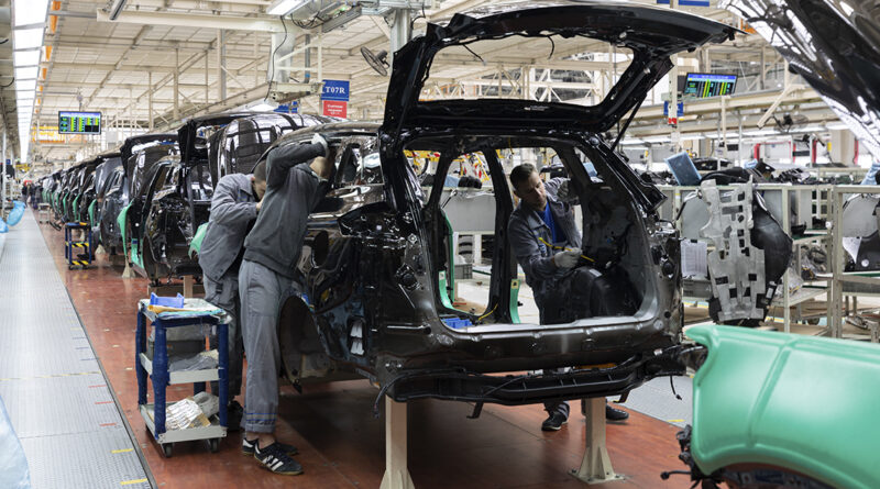 En el caso del recambio libre, los talleres no oficiales canalizan el 69,5% de las ventas, frente al 9,4% de los servicios oficiales