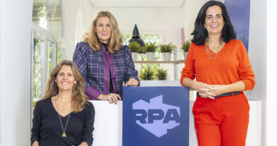 Con sede en Madrid y actividad nacional e internacional, la agencia fue fundada por Fundada y dirigida por Alejandra Cabeza de Vaca, Beatriz Oriol y Paloma Aguilar, tres socias y amigas