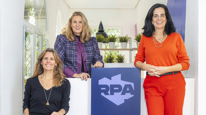 Con sede en Madrid y actividad nacional e internacional, la agencia fue fundada por Fundada y dirigida por Alejandra Cabeza de Vaca, Beatriz Oriol y Paloma Aguilar, tres socias y amigas