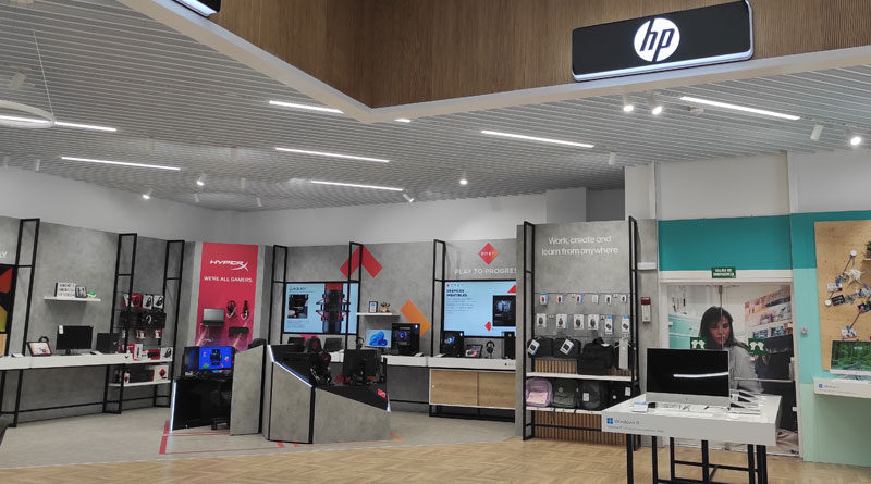 Rodeando la parte central se sitúan las diversas tiendas boutique que acoge MediaMarkt de marcas como HP.