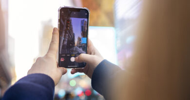 El objetivo de TikTok no es otro que integrar sus vídeos en la vida cotidiana, instalándose en viajes, compras y lugares destinados al estudio