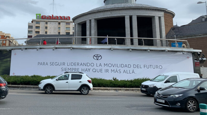 Toyota instala una lona descontaminante en el centro de Madrid