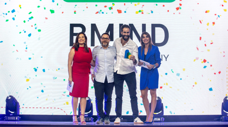 Representantes de Bmind recogiendo su premio en Google Marketing Partners Awards