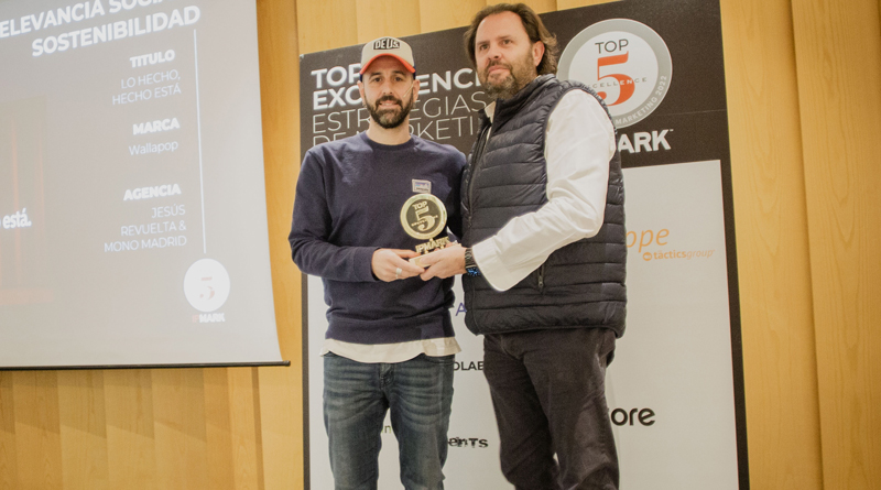 Bitan Franco, director y socio fundador de Mono Madrid, recibiendo el premio en manos de Aurelio Pulido, director comercial de Instore.